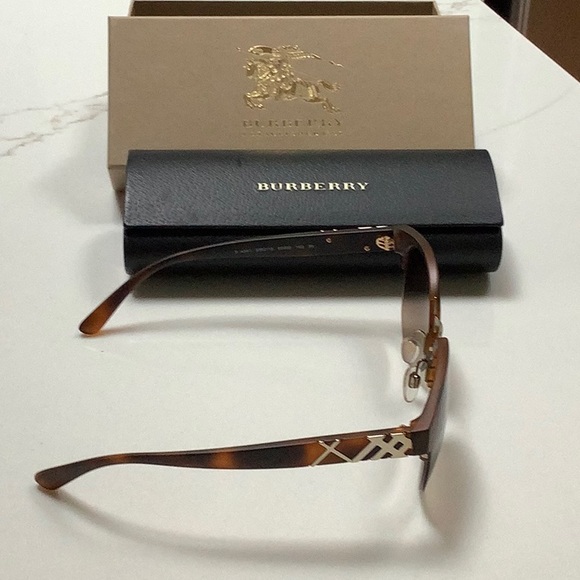NWT Burberry Sunglasses - Picture 2 of 6